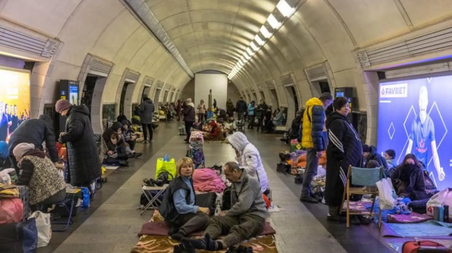 Başkent ve Ukrayna şehirlerine Rus bombardımanı devam ederken siviller Kiev'deki bir metro istasyonuna sığındı (EPA)
