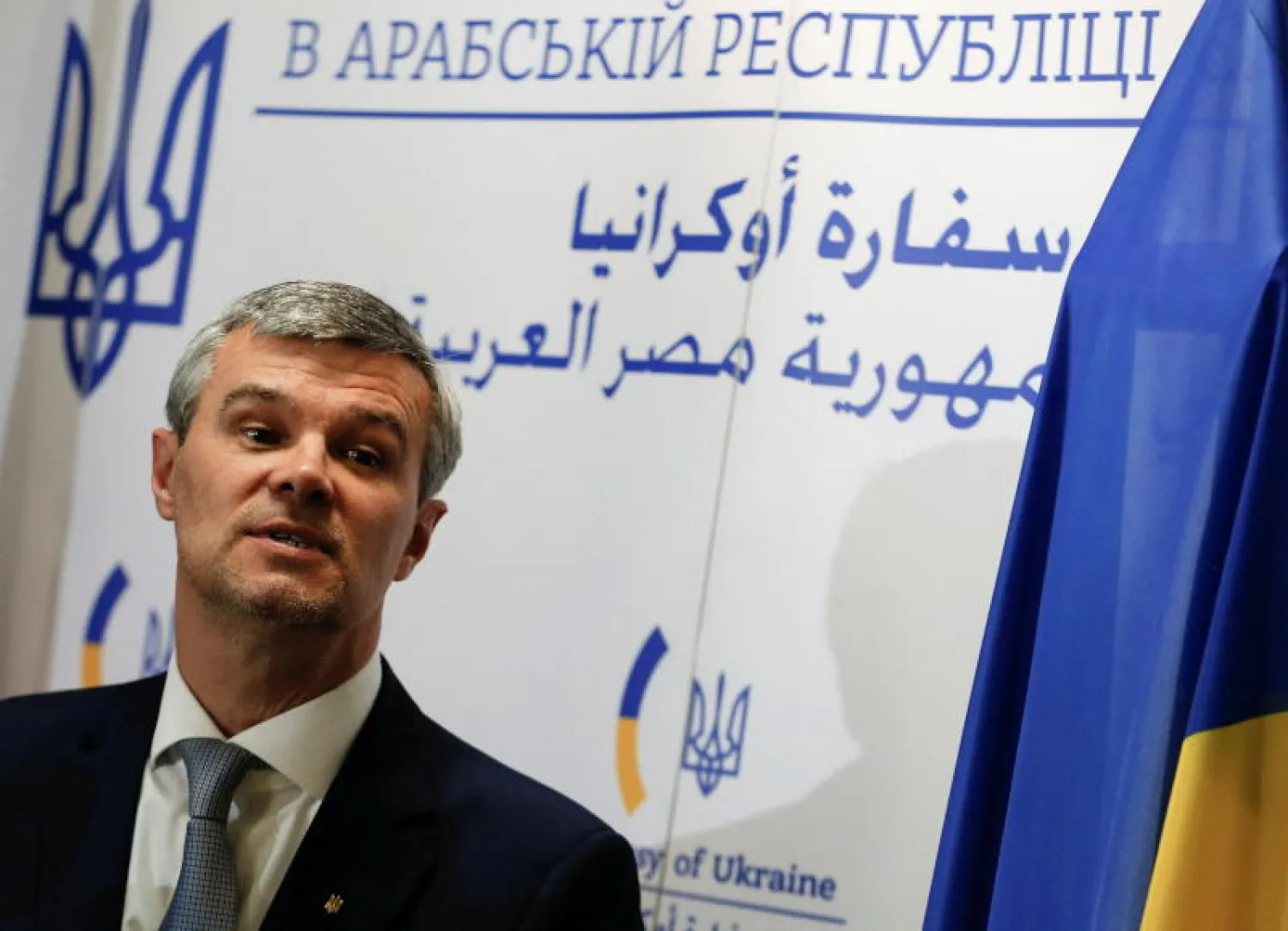 القائم بالأعمال في سفارة أوكرانيا بمصر رسلان نيشاي خلال مؤتمر صحافي في القاهرة اليوم (رويترز)