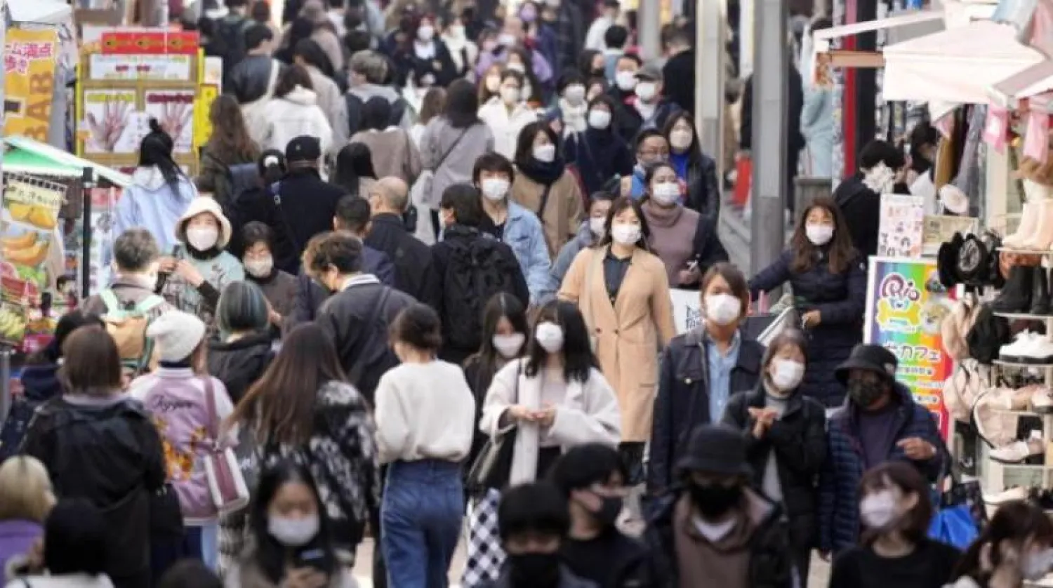 مواطنون يرتدون الأقنعة الواقية في العاصمة اليابانية (إ.ب.أ)