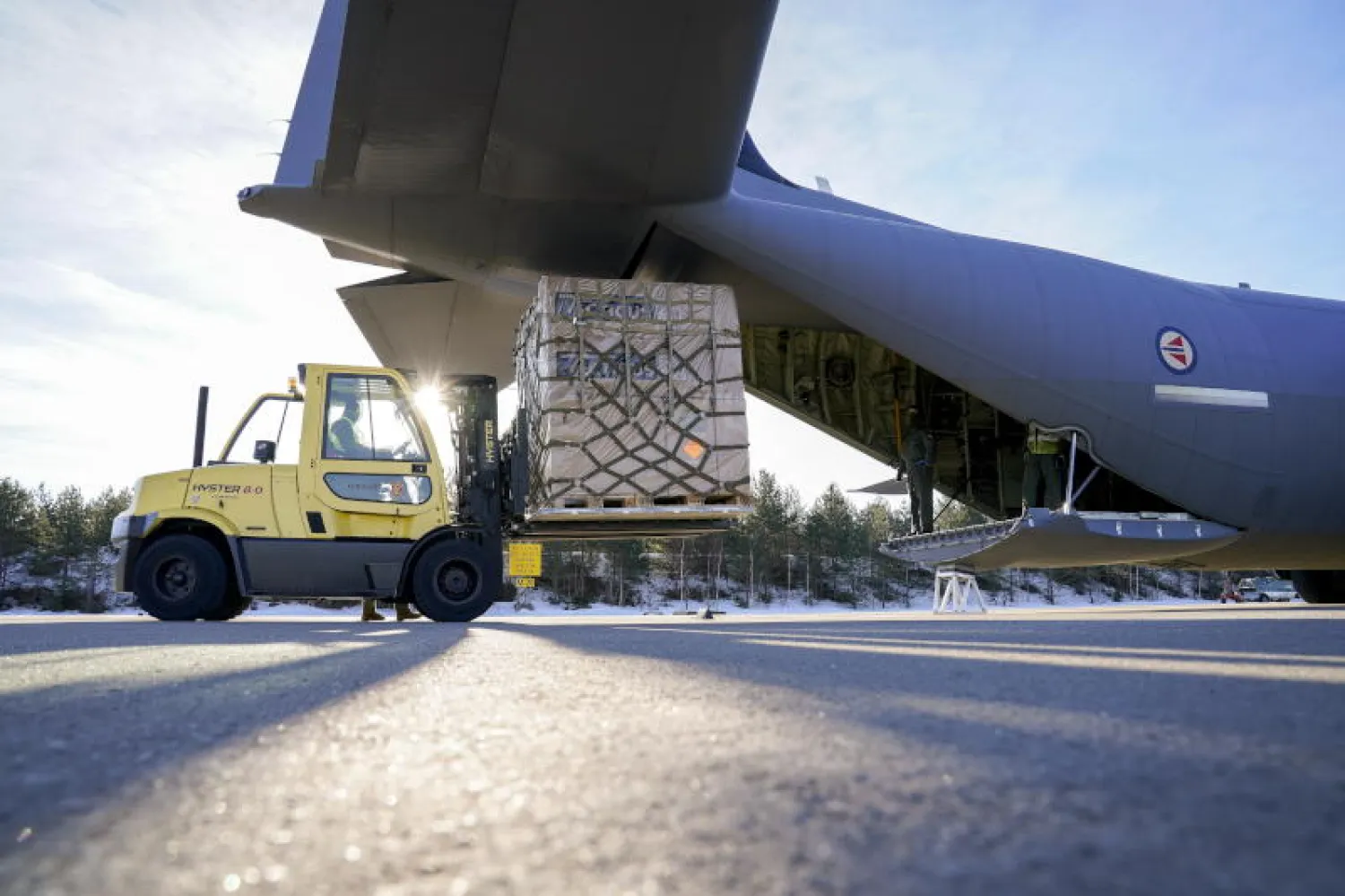 تحميل صواريخ M72 النرويجية المضادة للدبابات على متن طائرة لتسليمها إلى أوكرانيا في أوسلو (إ.ب.أ)