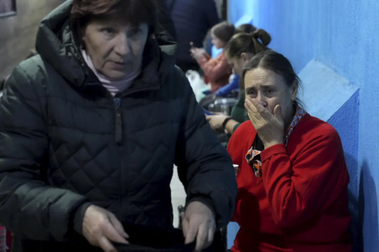 أوكرانيون يحتمون داخل مبنى في ماريوبول بأوكرانيا (أ.ب)