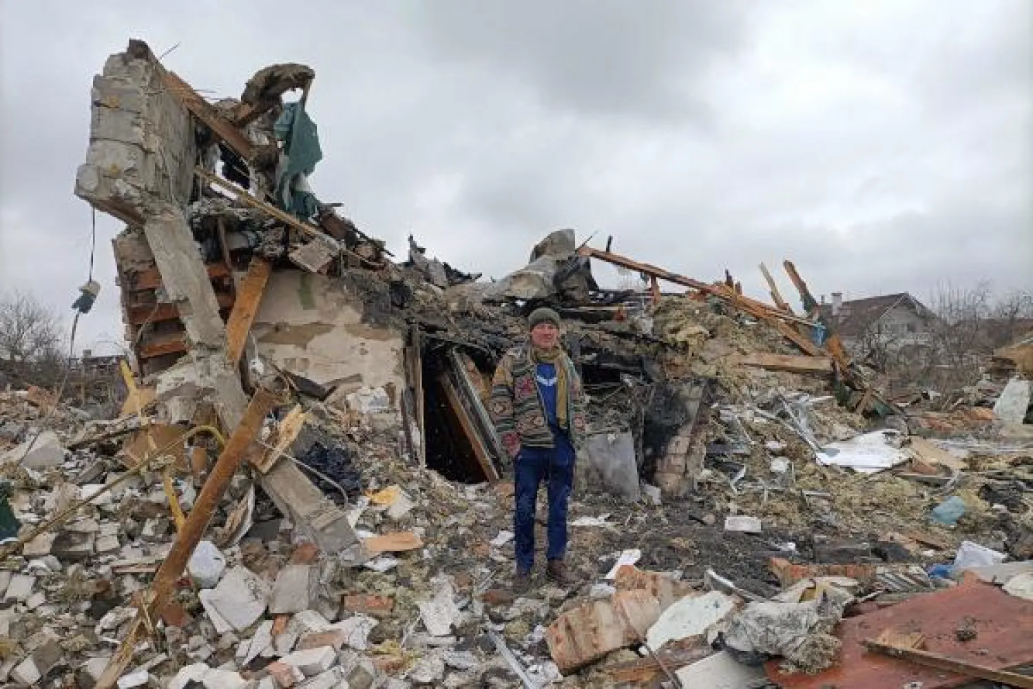 أوكراني يقف تحت الأنقاض في زهيتومير يوم أمس بعد قصف روسي في اليوم السابق (ا.ف.ب)