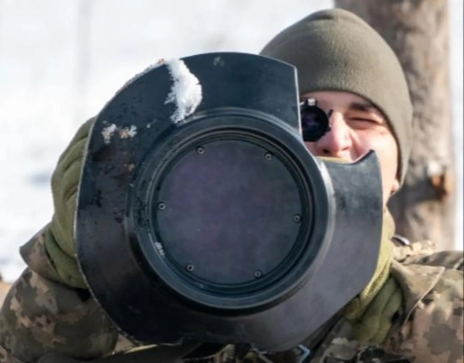 جندي يحمل سلاحاً مضاداً للطائرات (ذا صن)