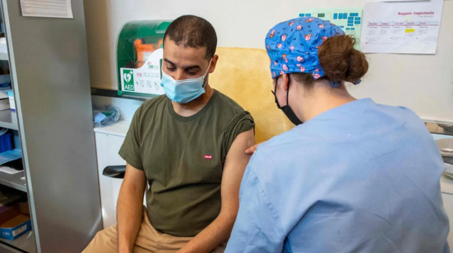 بلجيكي يتلقى جرعة لقاح أمس (أ.ف.ب)