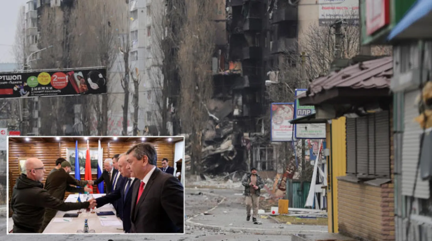 رجل يسير أمام بناية مدمرة بفعل القصف قرب كييف أمس (إ.ب.أ) وفي الإطار الجانبان الروسي والأوكراني قبل جولة جديدة من المفاوضات (أ.ف.ب)