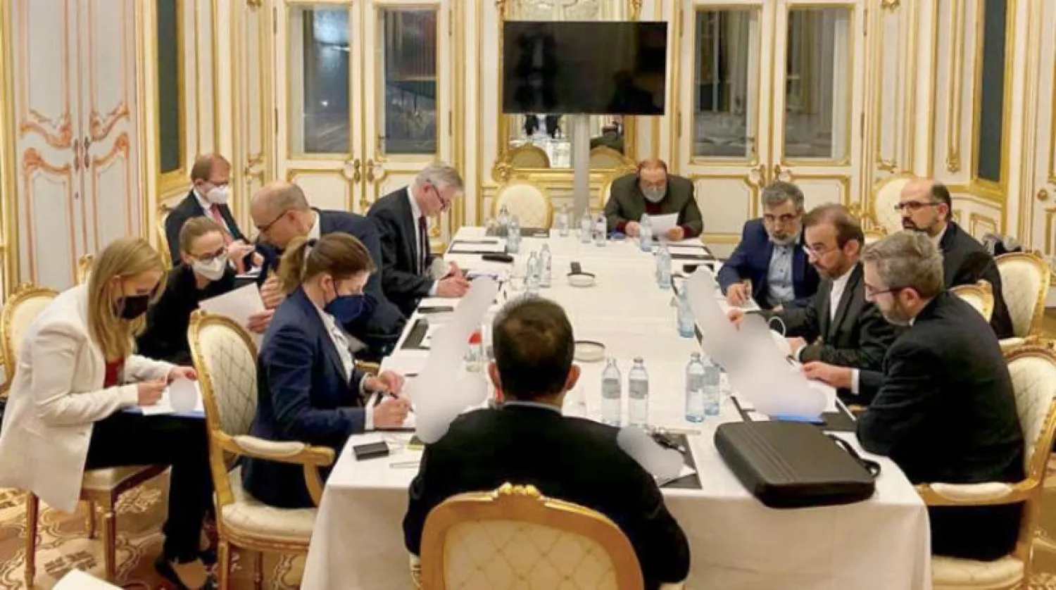 İran müzakere heyeti iki gün önce Viyana'da Fransa, Almanya ve İngiltere'den müzakereciler ile toplantı esnasında taslak anlaşmayı gözden geçirirken (ISNA)