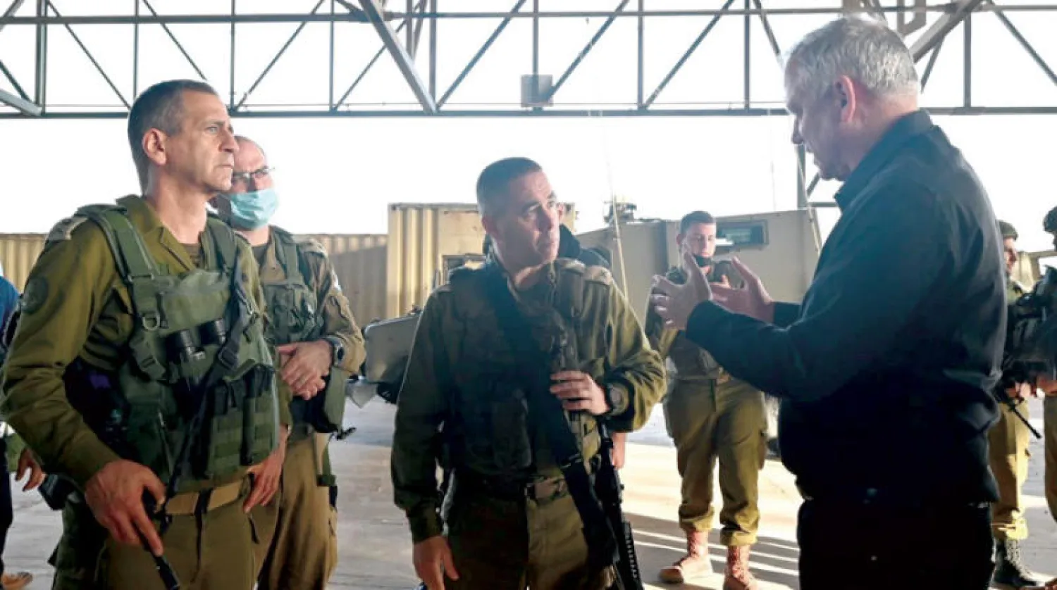 صورة نشرها غانتس على «تويتر» من جولة يرافقه خلالها قائد الجيش أفيف كوخافي قرب حدود غزة الثلاثاء