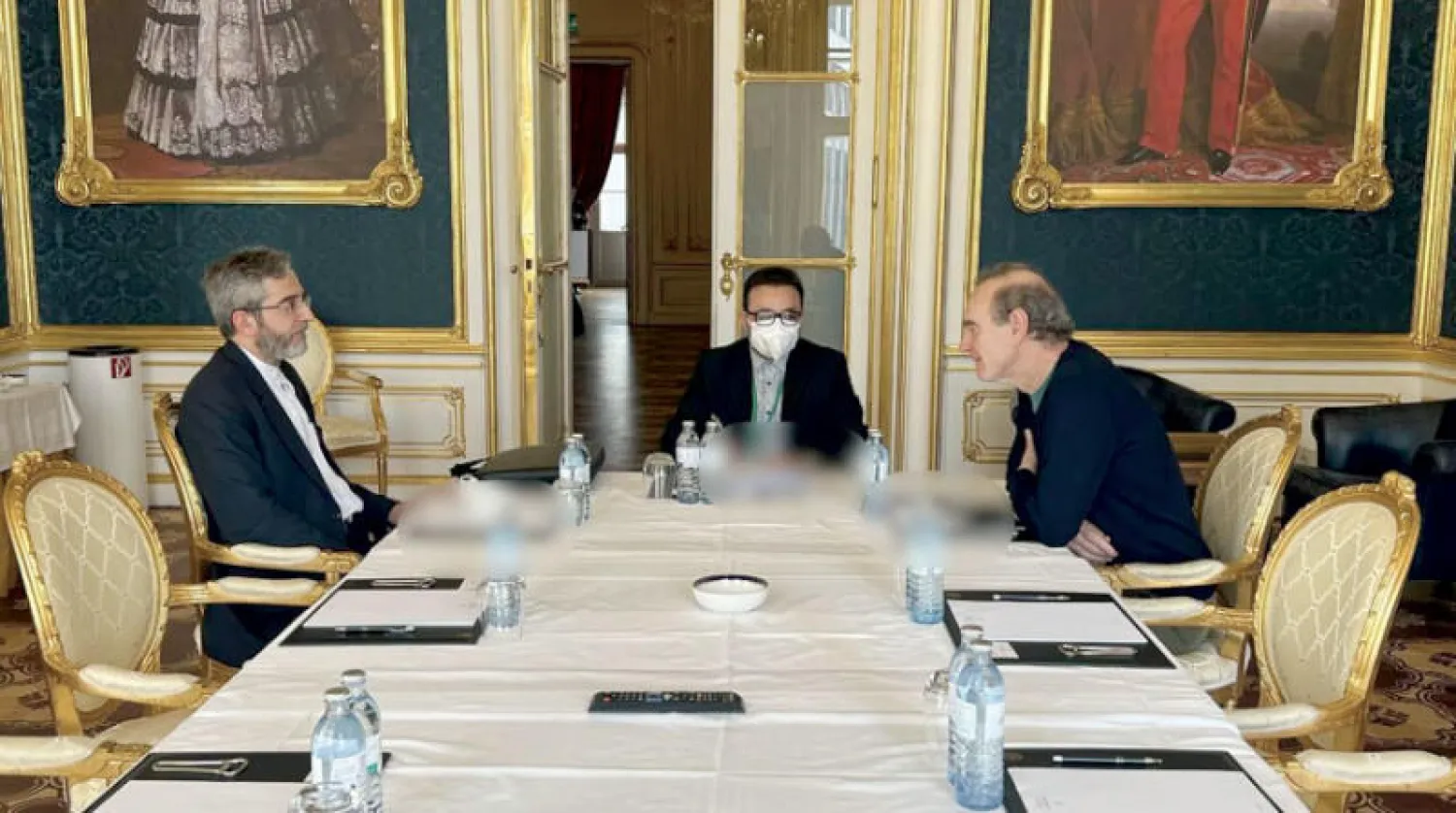 المنسق الأوروبي يلتقي كبير المفاوضين الإيرانيين في فندق قصر كوبورغ بفيينا أمس (إرنا)