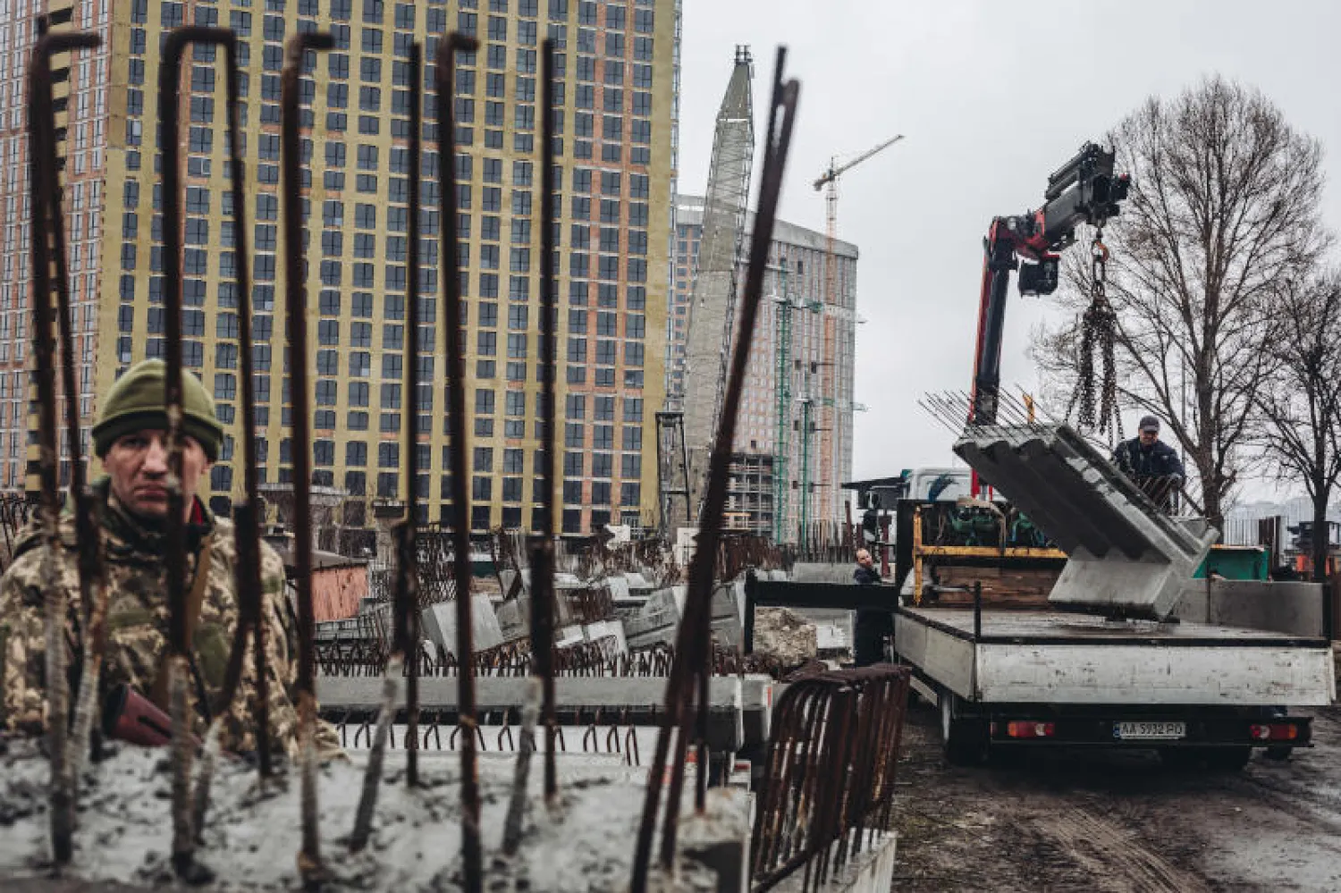 جندى أوكراني يقف خلف ألواح خرسانية في العاصمة كييف (د.ب.أ)