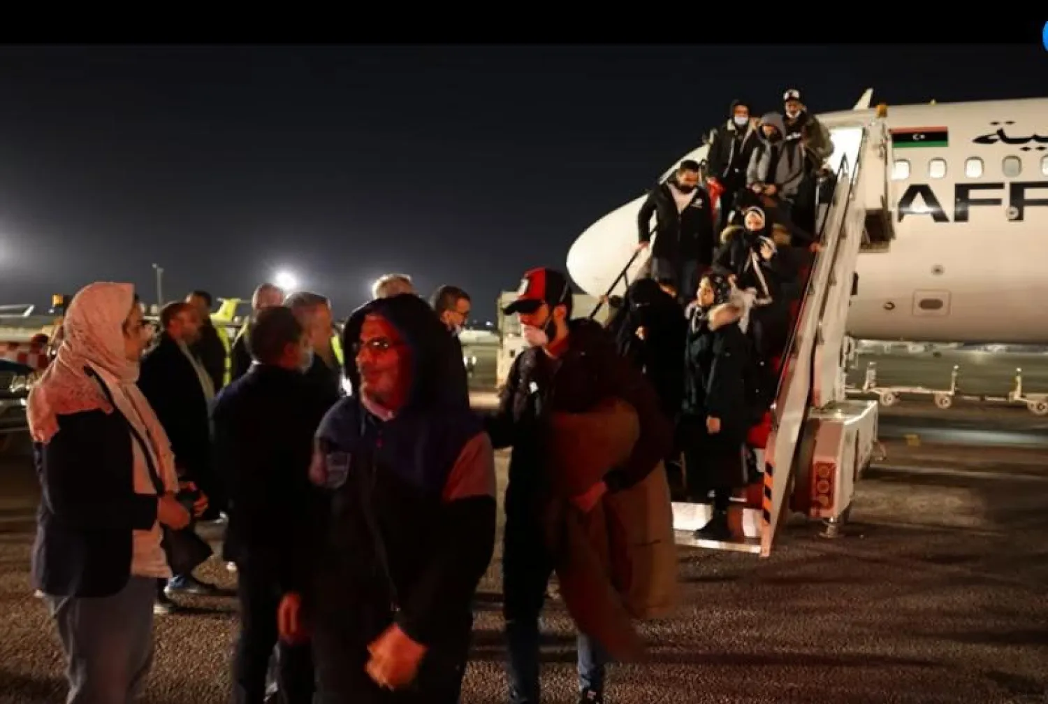 وصول أولى دفعات الليبيين العالقين في أوكرانيا إلى مطار معيتيقة بطرابلس أمس (وزارة الخارجية الليبية)