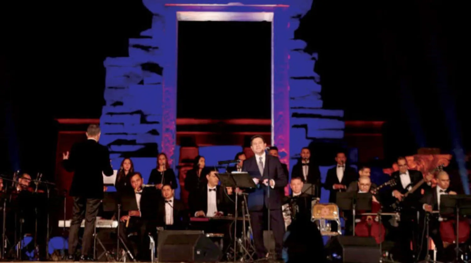 هاني شاكر خلال حفله بمهرجان «دندرة للموسيقى والغناء» (وزارة الثقافة المصرية)