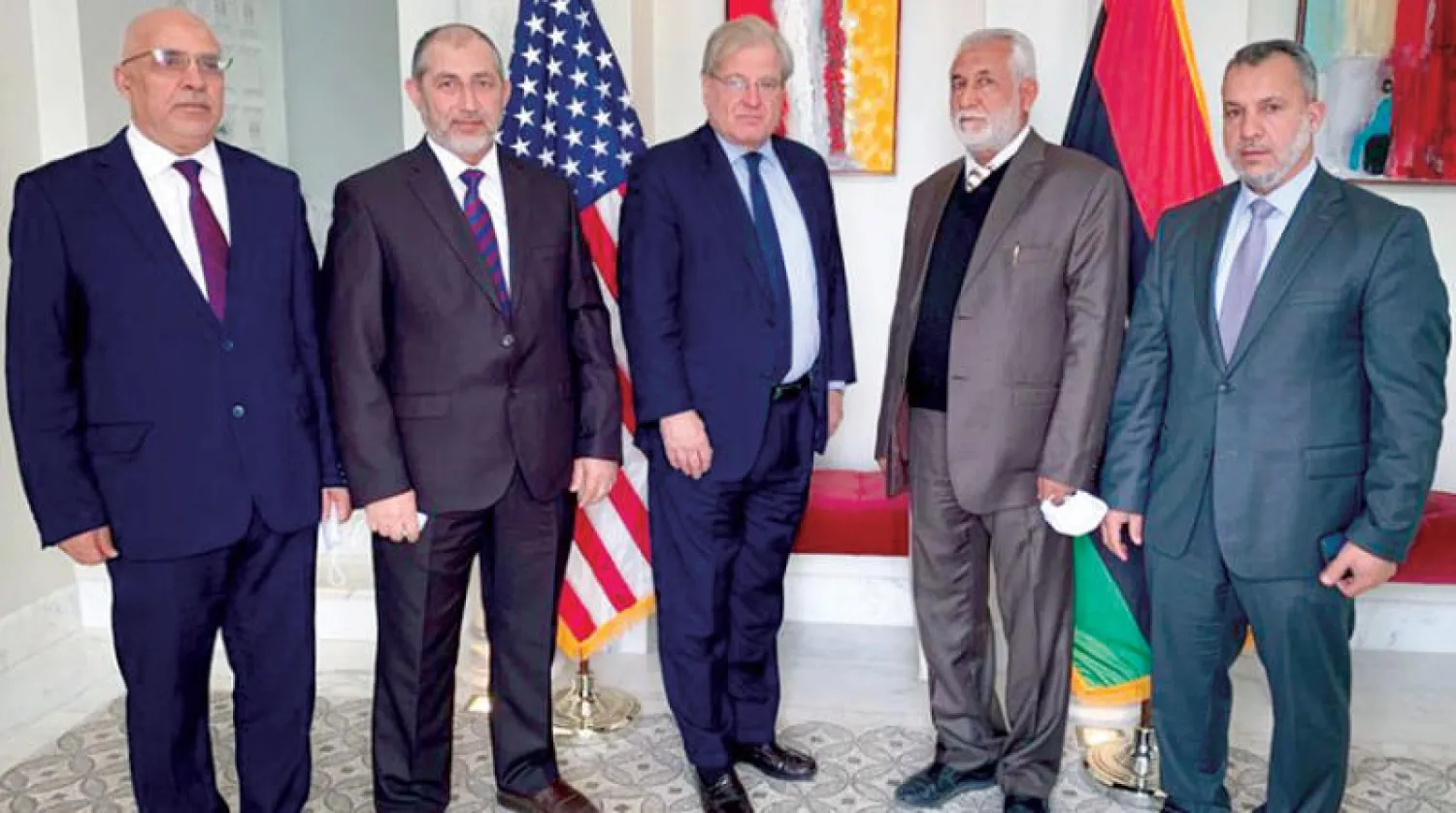 ريتشارد نورلاند ملتقياً أعضاء اللجنة العسكرية المشتركة في تونس (حساب السفير على «تويتر»)