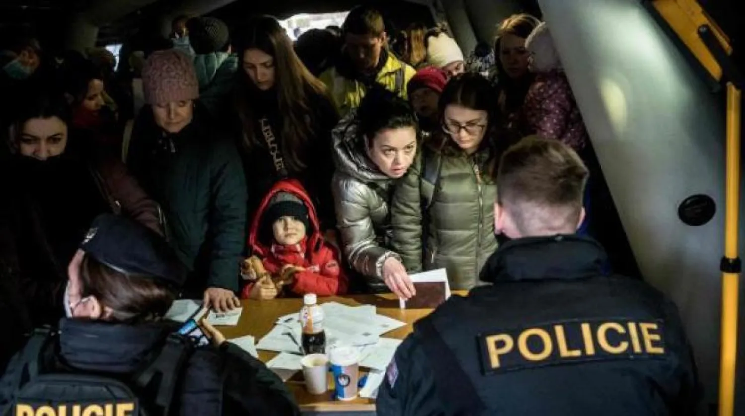 Prag’daki Yabancılar Polisi karargahına iltica talebinde bulunan Ukraynalılar (AFP)
