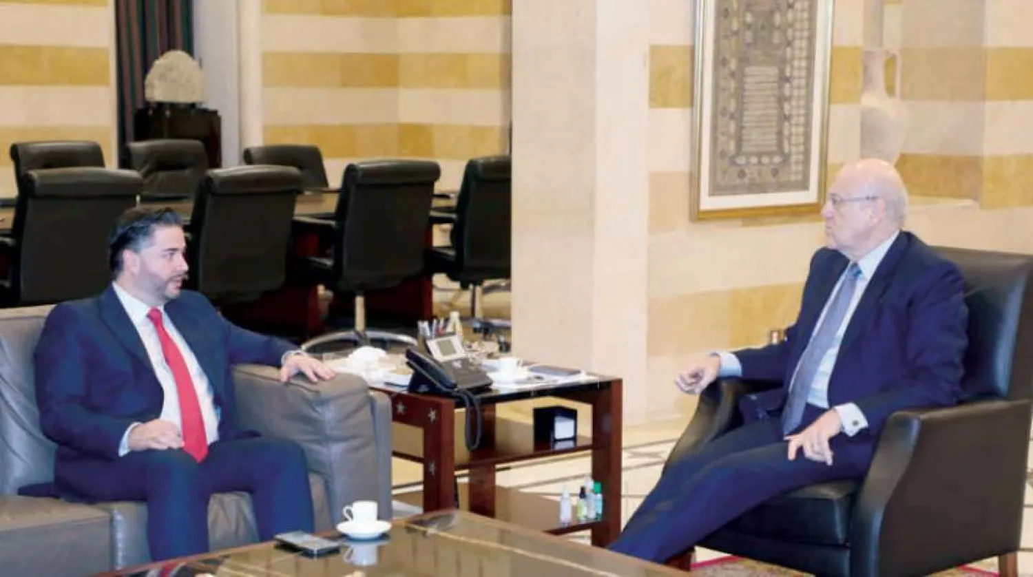 Lübnan Başbakanı Necib Mikati dün Ekonomi Bakanı Emin Selam ile bir araya geldi. (Ulusal ajans)