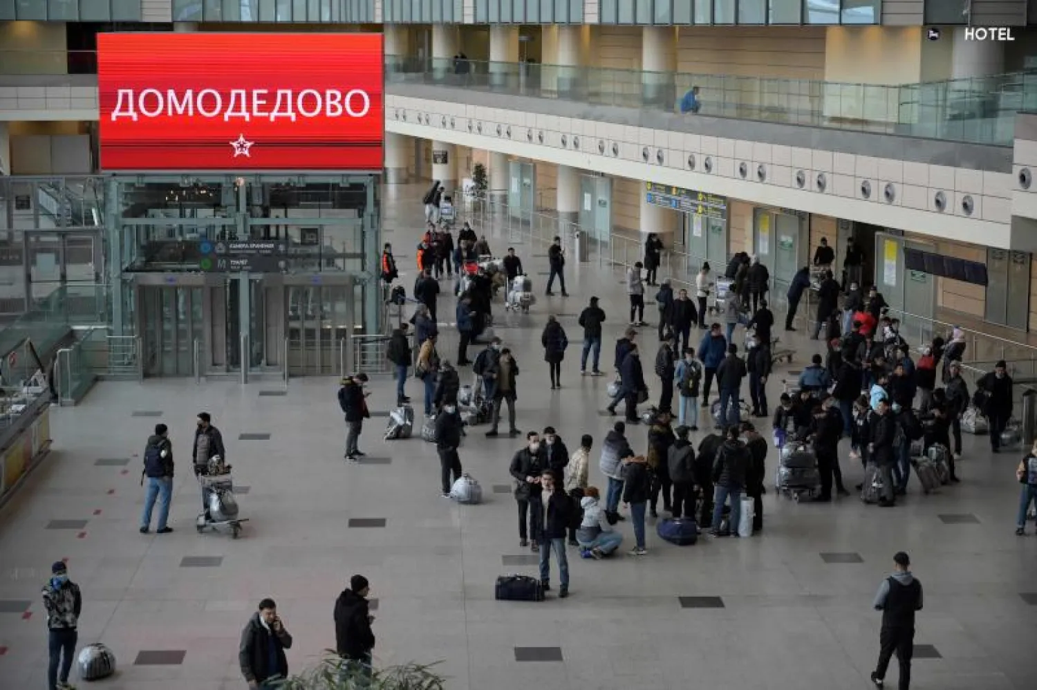 ركاب في مطار دوموديدوفو بموسكو (أرشيفية - أ.ف.ب)