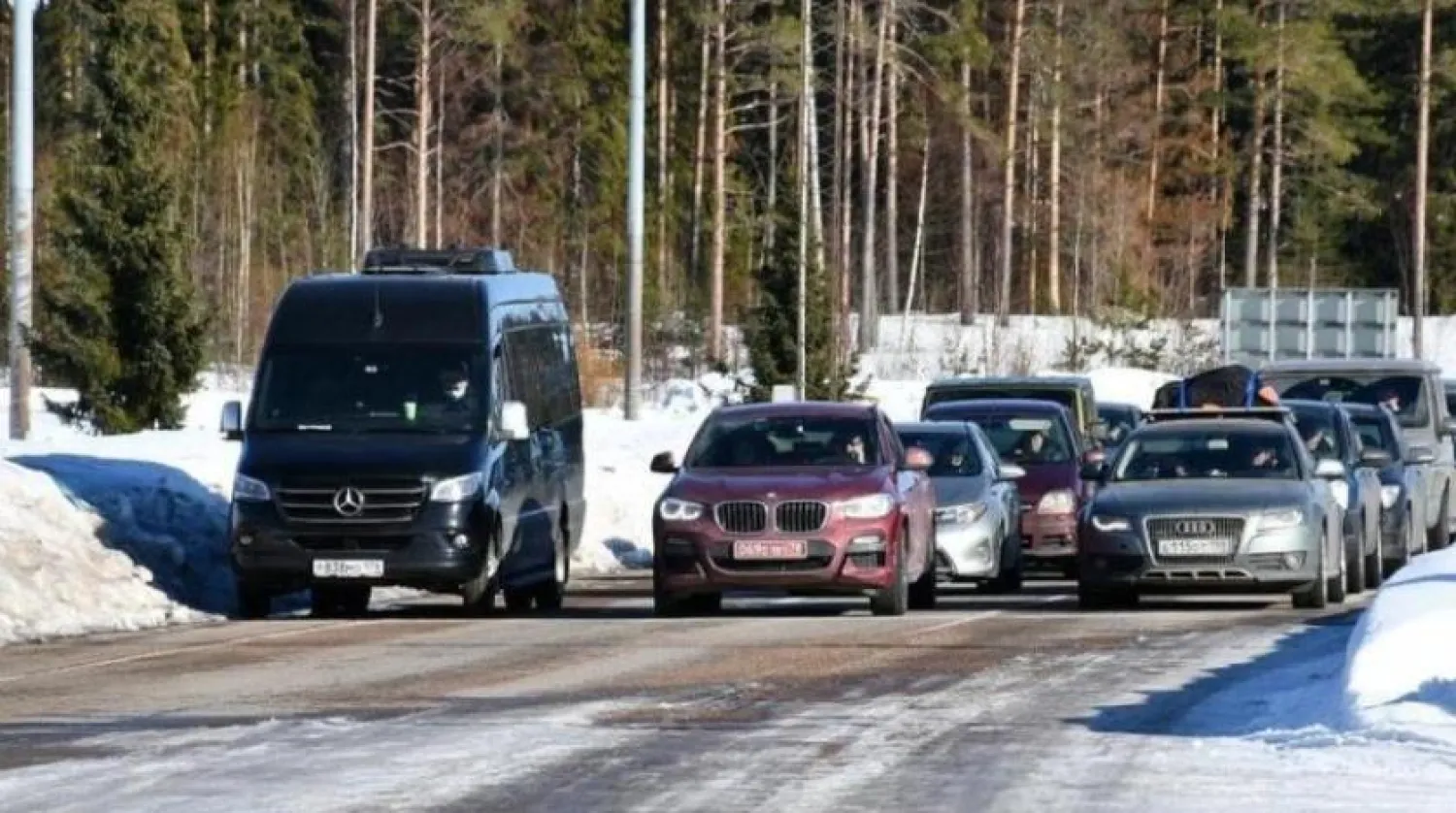 Rusya ile Finlandiya arasındaki sınır kapısında bekleyen araçlar (BBC)