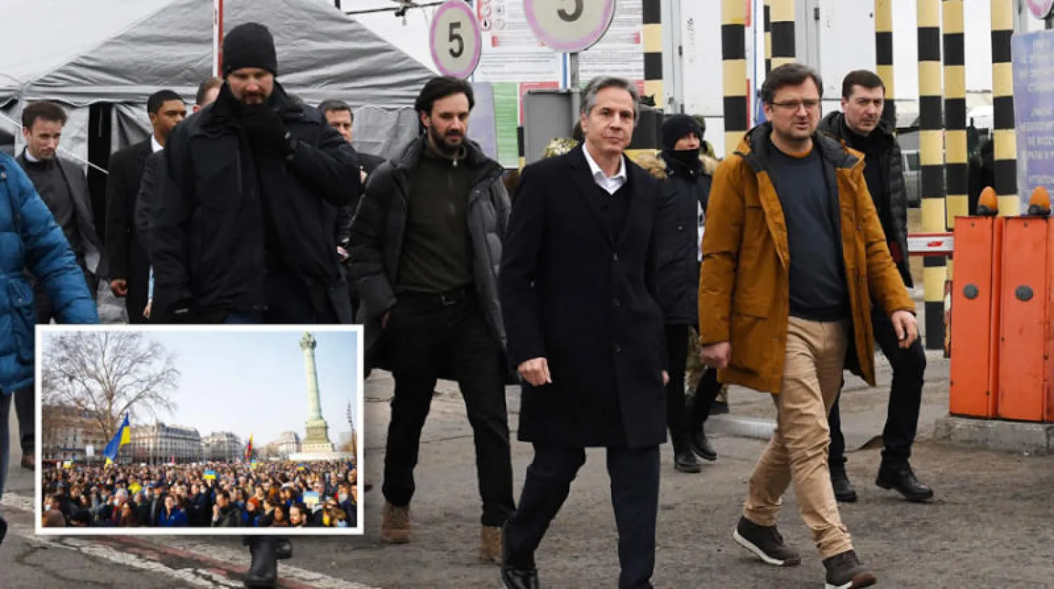 وزير الخارجية الأميركي أنتوني بلينكن يلتقي نظيره الأوكراني دميتري كوليبا على الحدود البولندية أمس (أ.ب) ... وفي الإطار مظاهرة حاشدة ضد الغزو الروسي في باريس (رويترز)