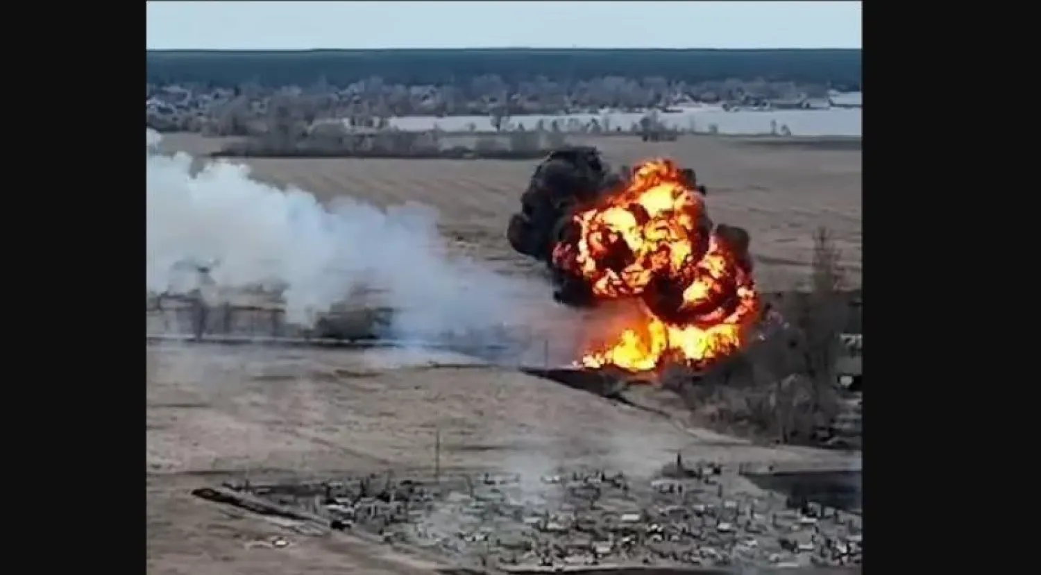 لقطة تُظهر اشتعال النيران بمروحية روسية بعد إسقاطها (ديلي ميل)