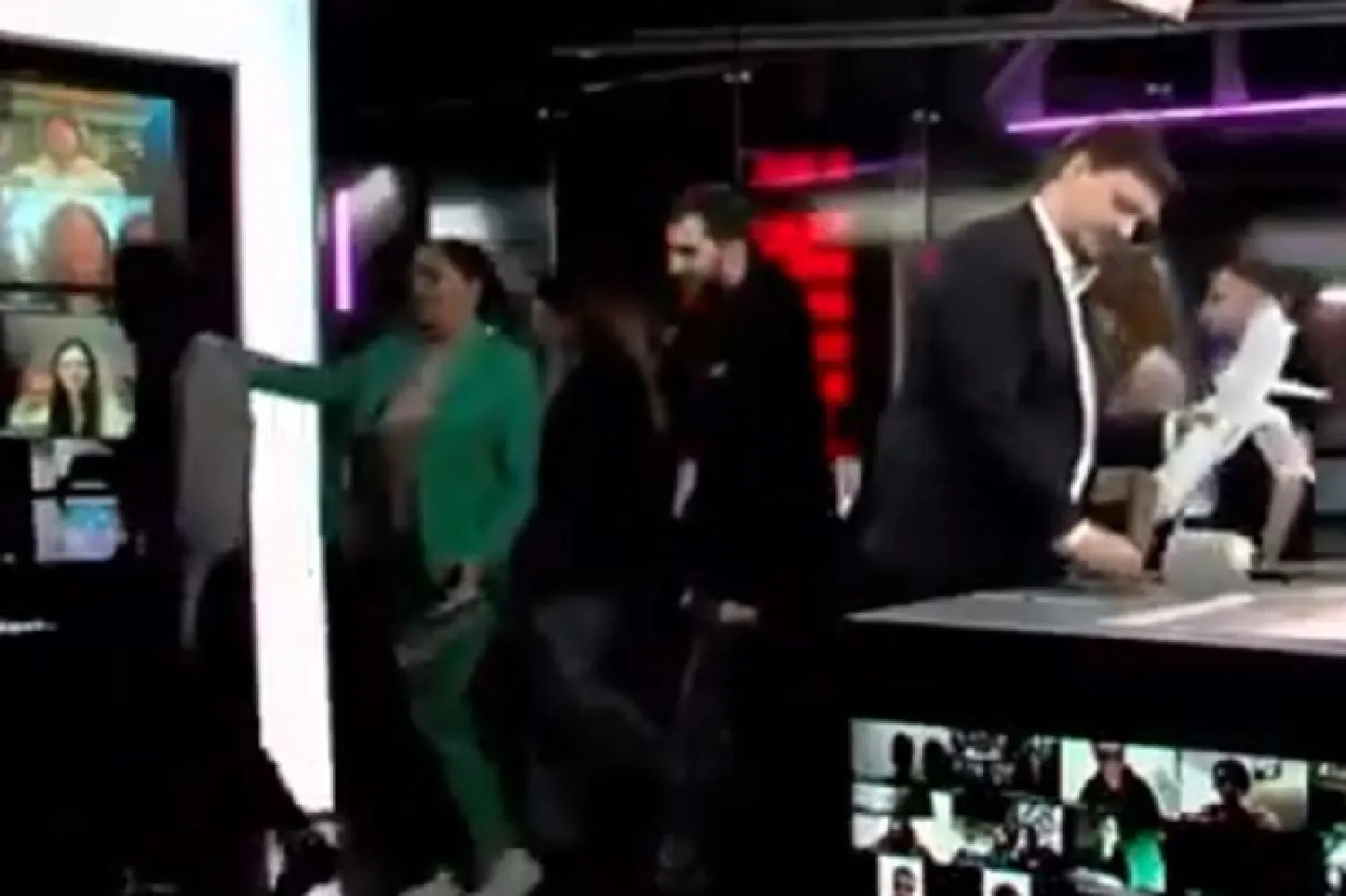 العاملون في قناة Dozhd الروسية خلال مغادرتهم استوديو القناة (تويتر)