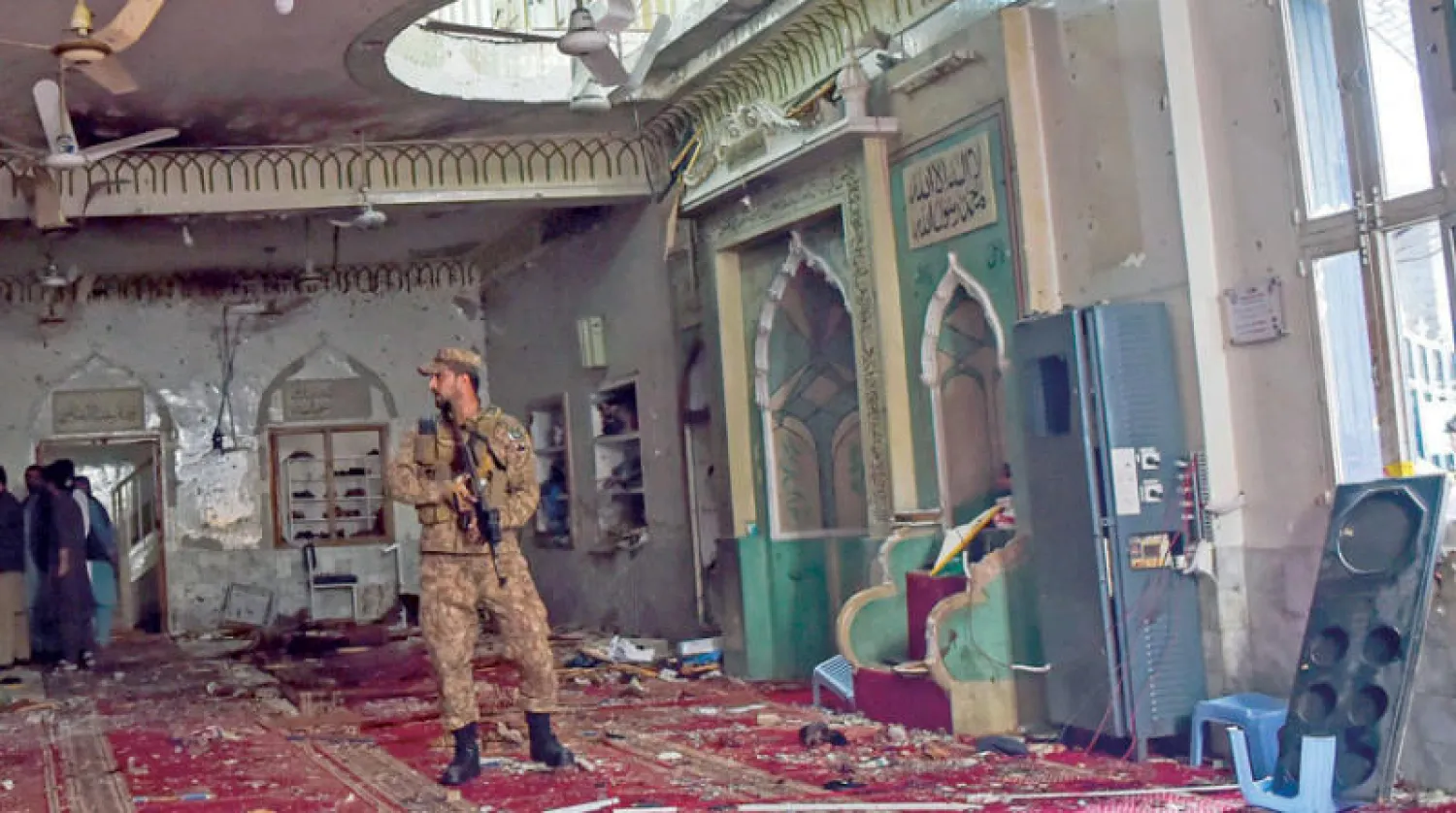 مسجد بيشاور عقب تعرضه لتفجير انتحاري وسقوط 62 قتيلاً وعشرات الجرحى الجمعة الماضي (أ.ف.ب)