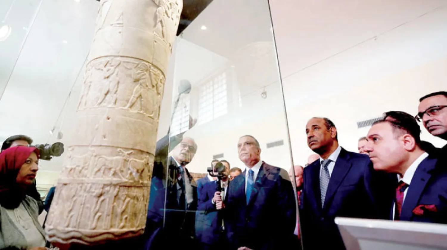 رئيس الوزراء العراقي مصطفى الكاظمي يعاين معروضات بعد افتتاحه المتحف الوطني في بغداد أمس (إ.ب.أ)