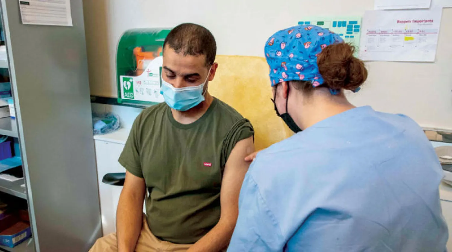 ألماني يأخذ جرعة من اللقاح المضاد لكورونا قبل أيام (أ.ف.ب)