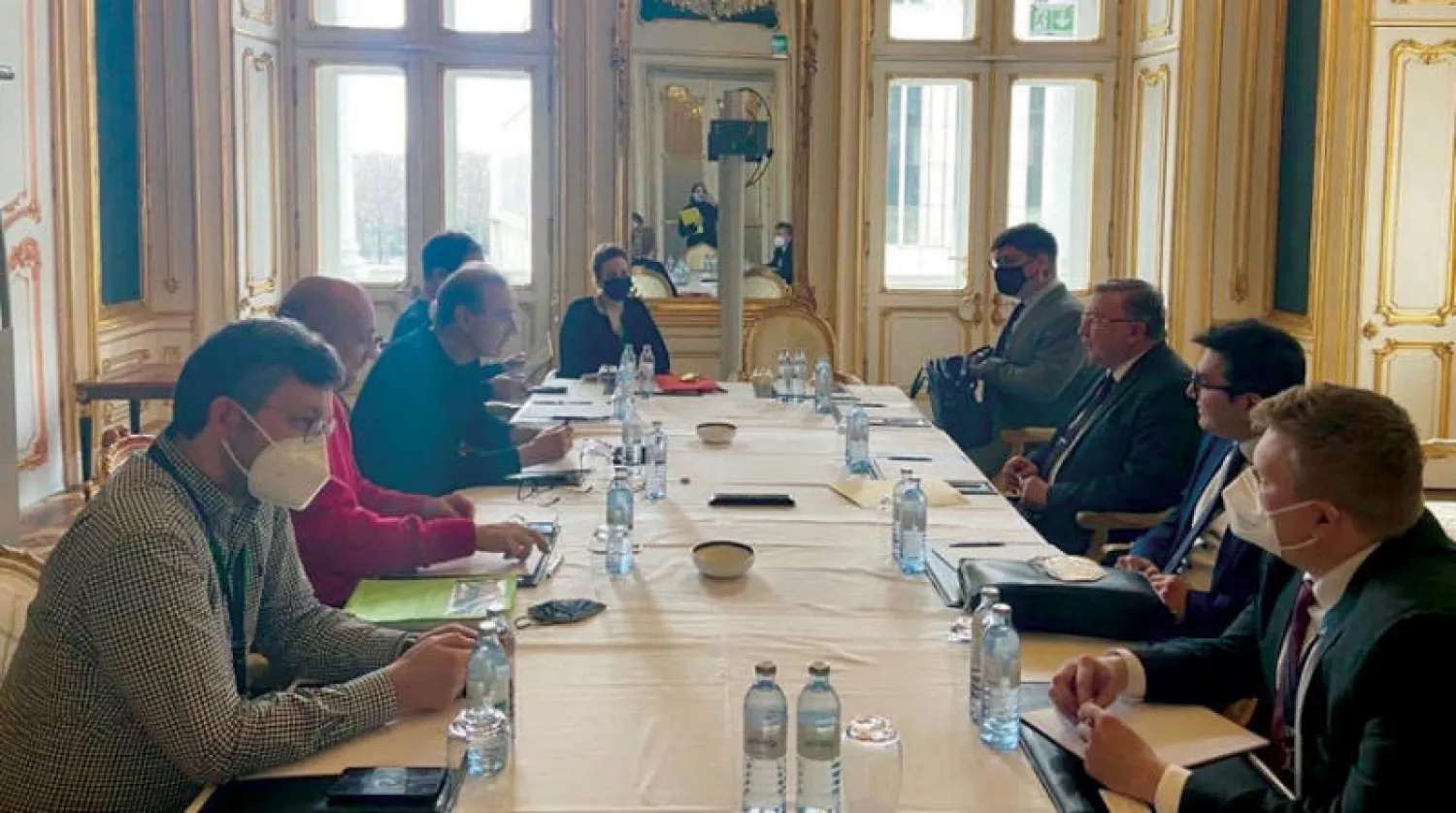 صورة نشرها أوليانوف على تويتر من محادثاته مع مورا في فندق قصر كوبورغ في فيينا أول من أمس