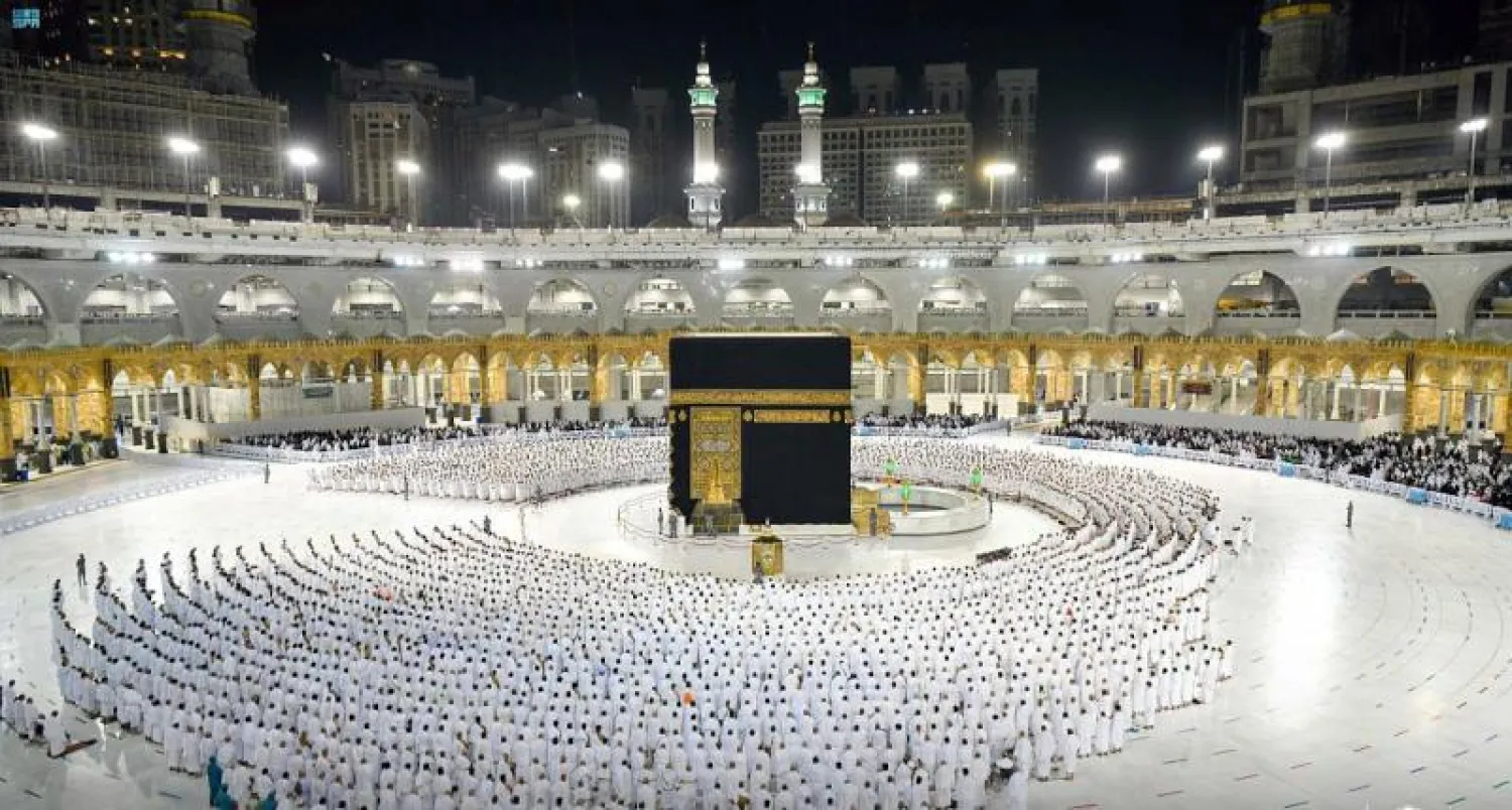 جموع المصلين تؤدي صلاة الفجر بالمسجد الحرام دون تباعد جسدي (واس)