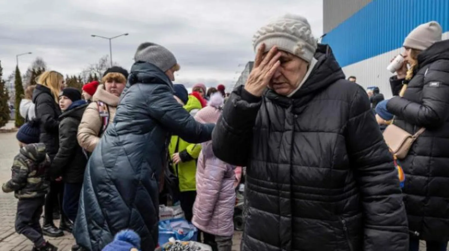 لاجئون أوكرانيون في مركز استقبال لاجئين ببلدة كورزوا البولندية (أ.ف.ب)