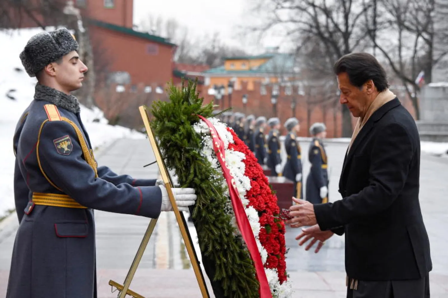 خان يضع إكليلا من الزهور أمام ضريح الجندي المجهول خلال زيارته الأخيرة لموسكو (أرشيفية - رويترز)