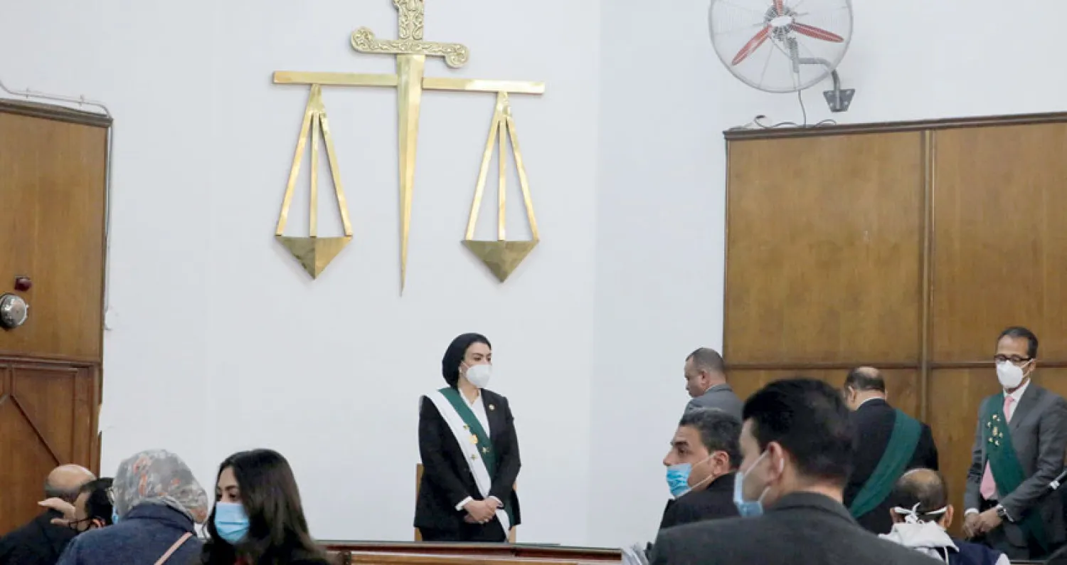 قاضية مصرية تجلس للمرة الأولى على منصة مجلس الدولة (رويترز)