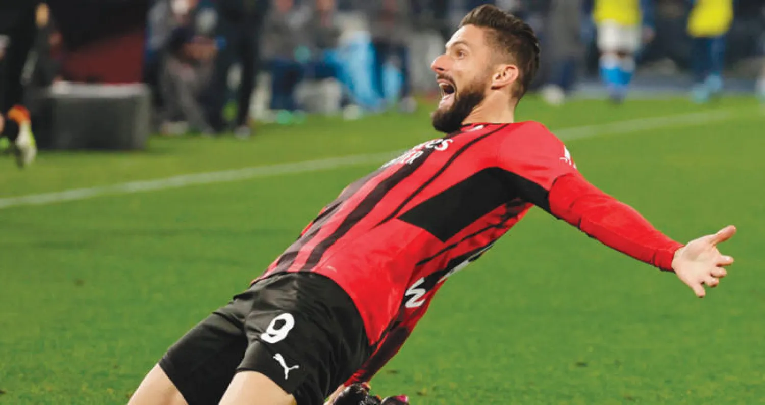 جيرو يحتفل بتسجيل الهدف الذي صعد بميلان لقمة الدوري (رويترز)