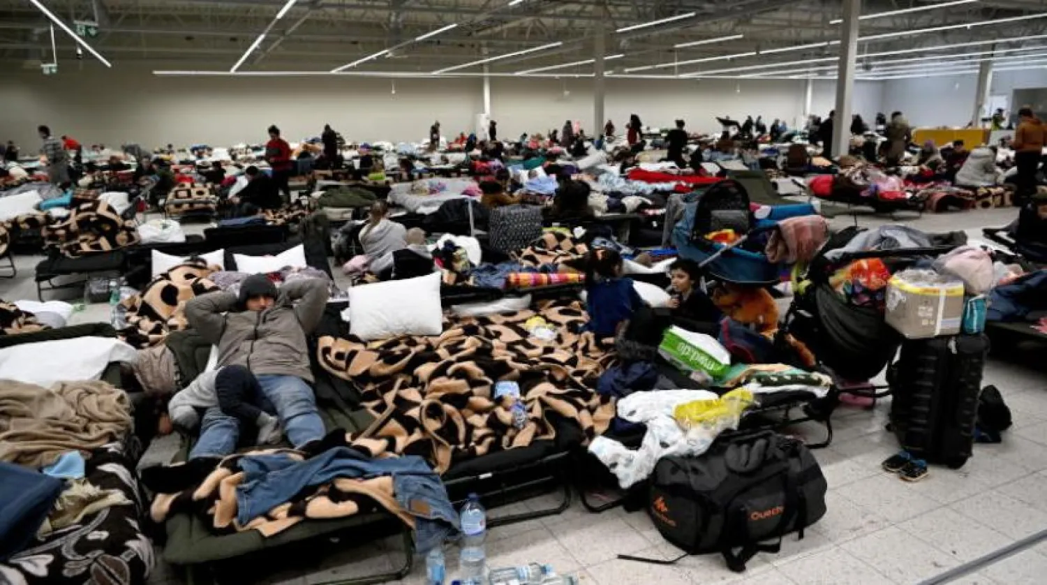 Polonya'daki bir tren istasyonundaki kabul merkezindeki Ukraynalı mülteciler (EPA)