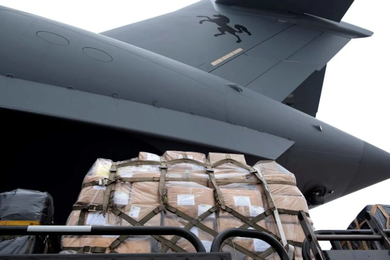 جنود أستراليون يفرغون أسلحة موجهة للجيش الأوكراني في مكان غير محدد بأوروبا (أ.ف.ب)