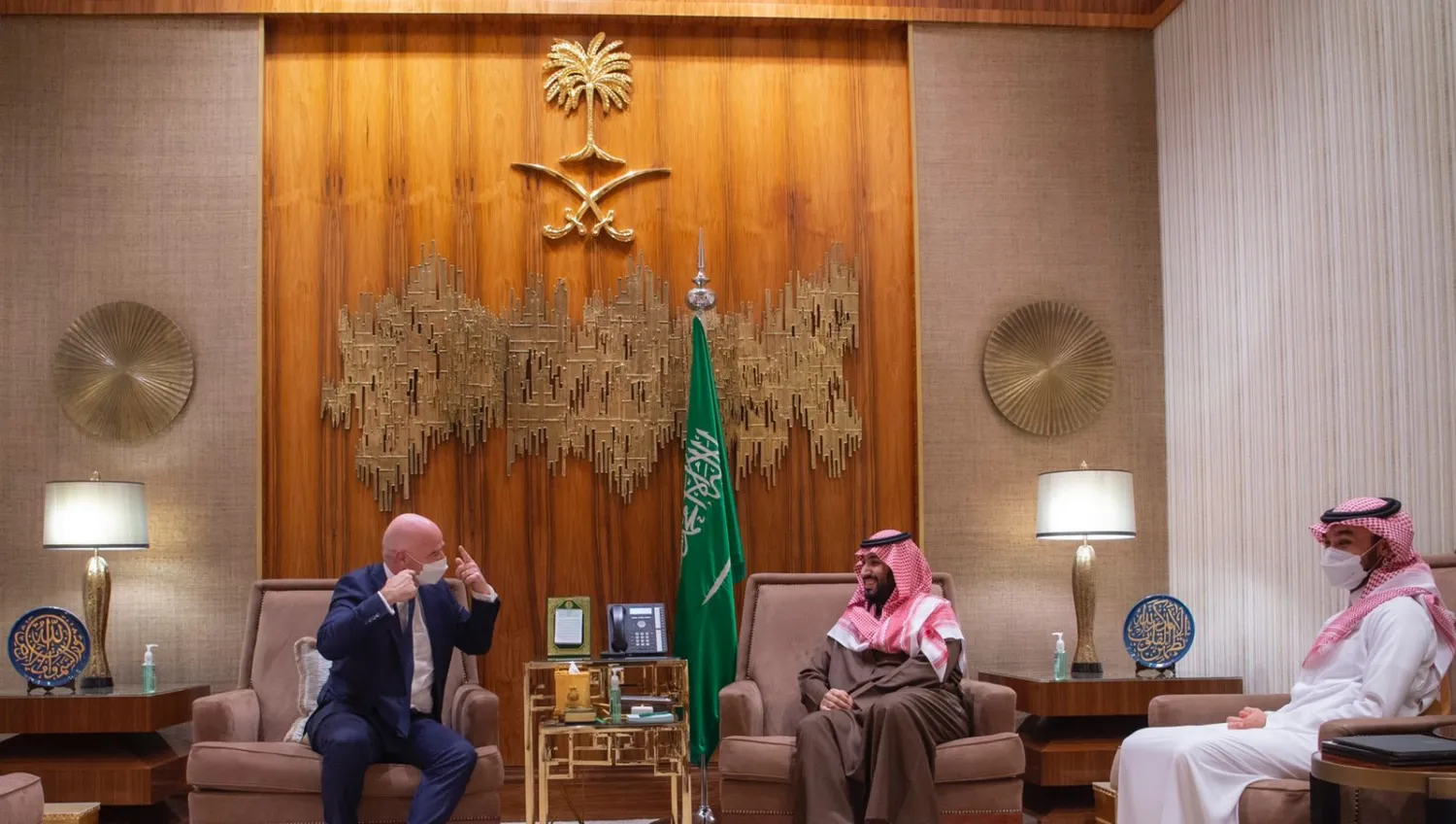 ولي العهد السعودي الأمير محمد بن سلمان لدى استقباله رئيس الاتحاد الدولي لكرة القدم جياني إنفانتينو (واس)