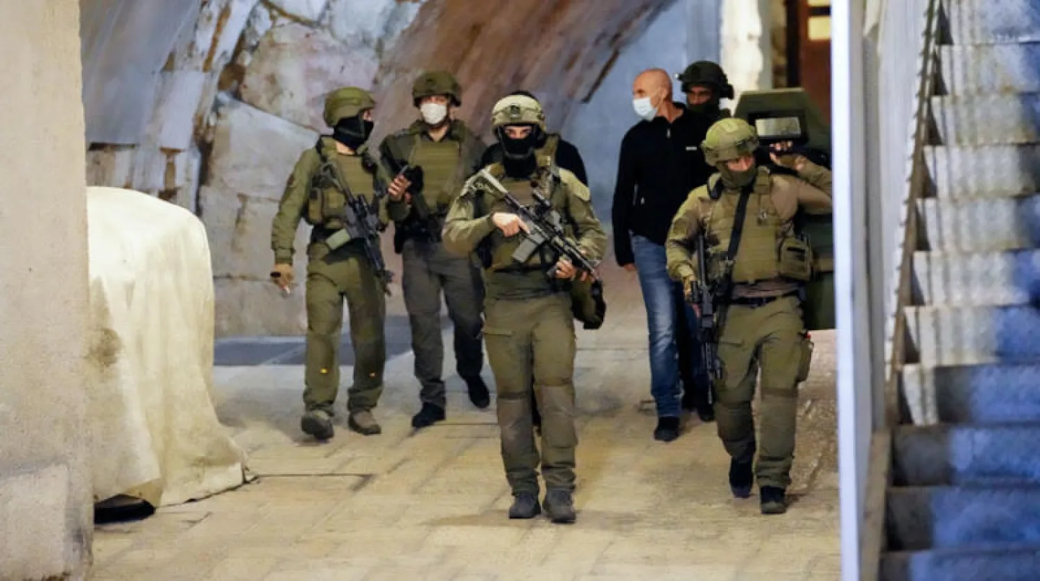 قوات إسرائيلية تتجول أمس في القسم القديم من القدس (أ.ب)
