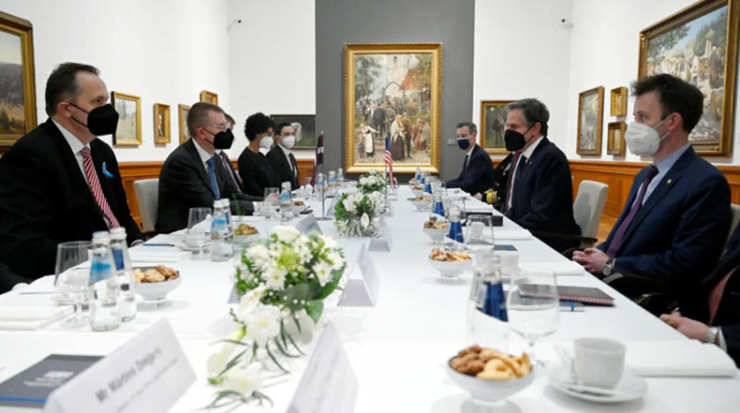 بلينكن لدى محادثاته مع نظيره اللاتفي إدجارز رينكيفيكس في ريغا أمس (رويترز)