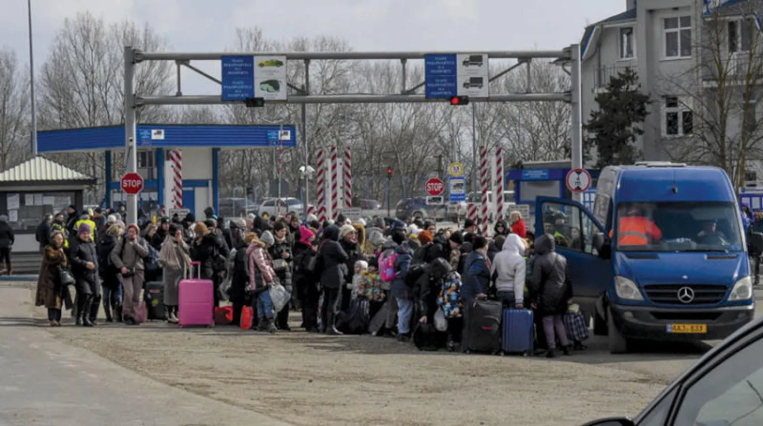 لاجئون يستقلون الحافلات على الحدود الجنوبية لمولدوفا (إ.ب.أ)