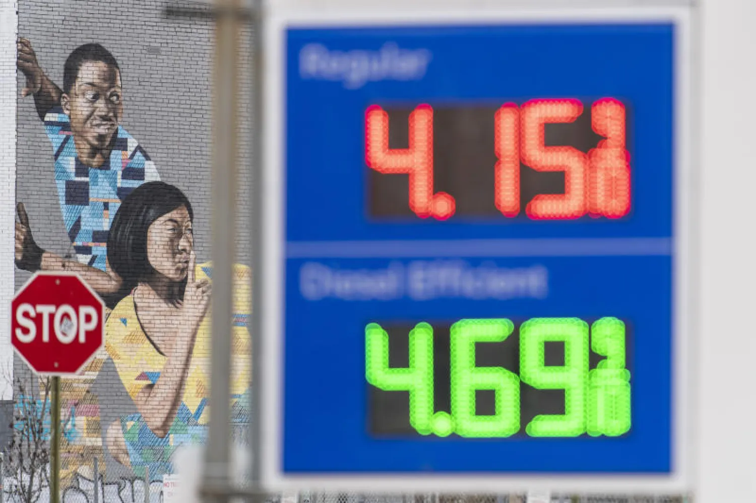 البيت الأبيض يدرس طرقاً لخفض واردات النفط الروسية دون الإضرار بالمستهلكين الأميركيين (أ.ب)