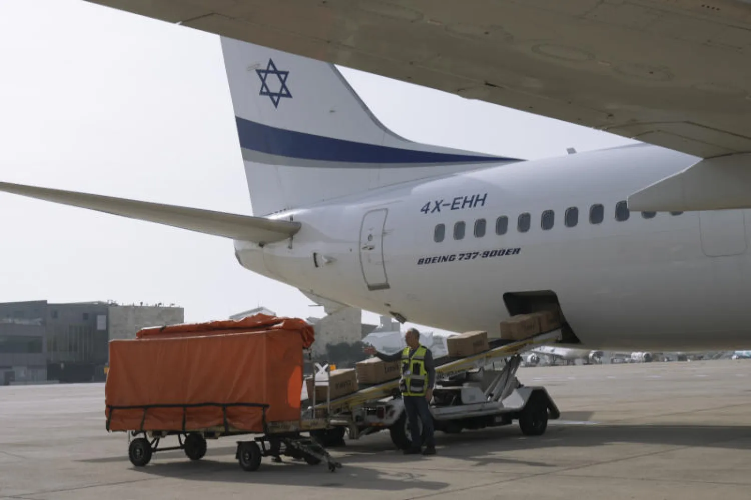 مساعدات إنسانية تُشحَن على متن طائرات «إل عال» إلى أوكرانيا (أ.ب)