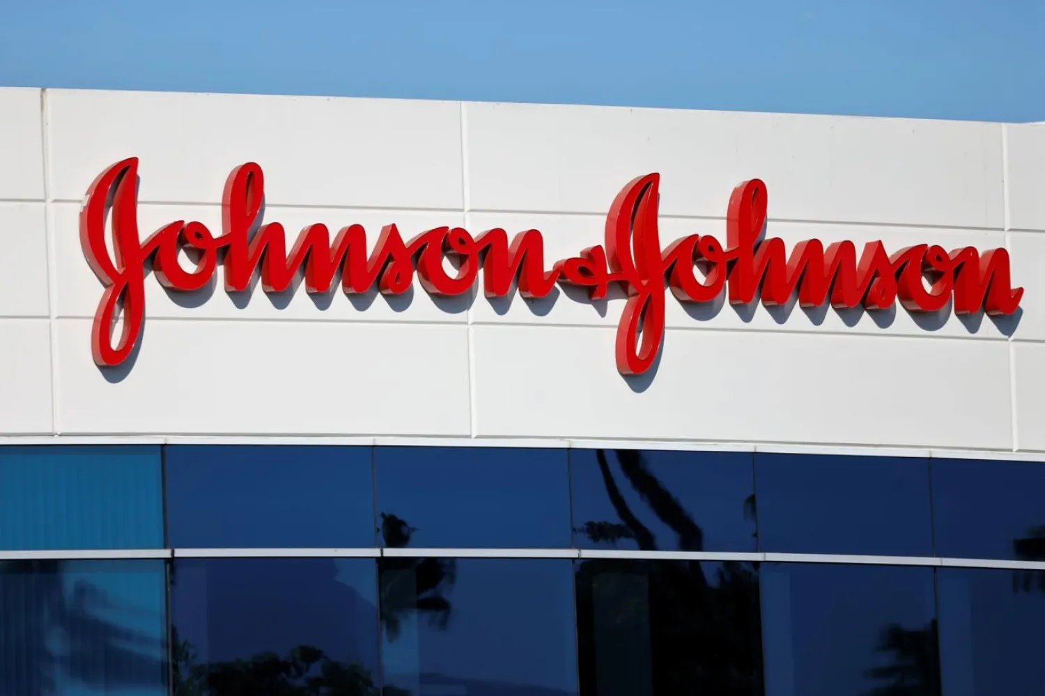Johnson & Johnson, talk bazlı bebek pudrasında asbest bulunmadığını savunuyor (Reuters)

