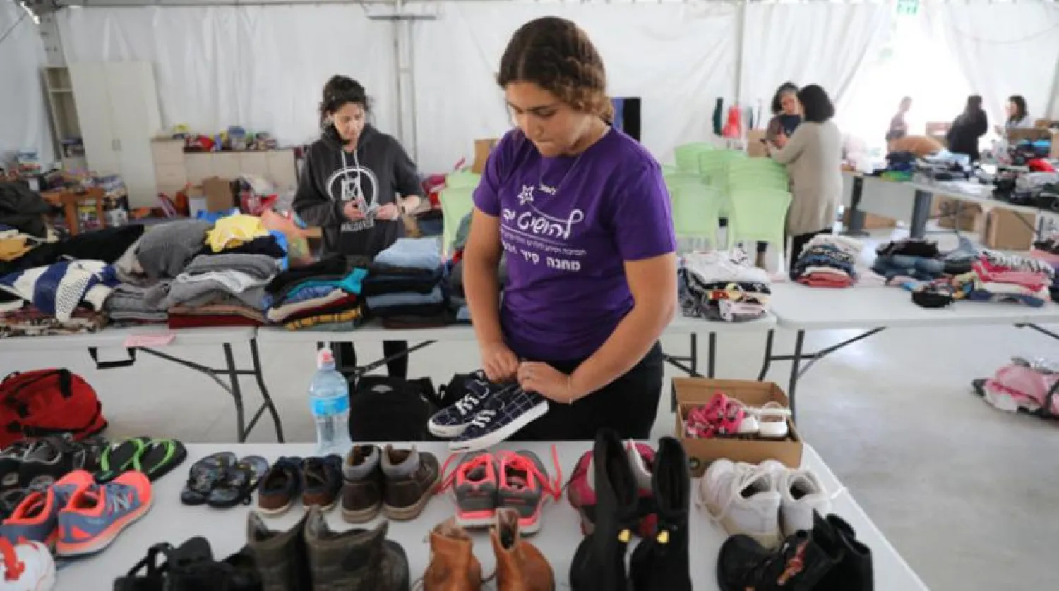 İsrailli gönüllüler, Kudüs yakınlarındaki Ukraynalı Yahudi yetim mülteciler için kıyafet hazırlıyor. (AFP)