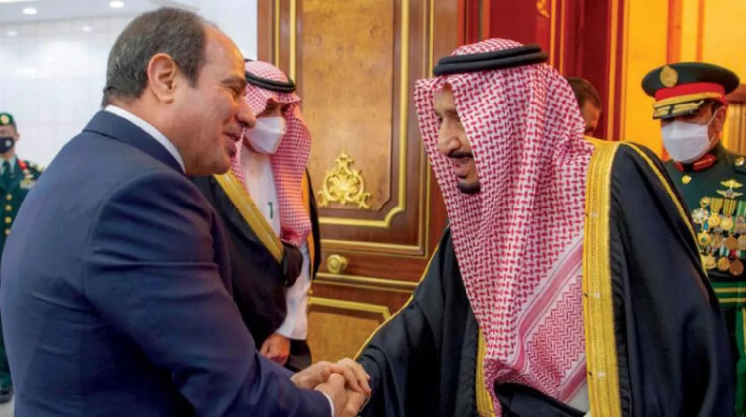 Suudi Arabistan Kralı Selman bin Abdulaziz, Mısır Cumhurbaşkanı Abdulfettah es-Sisi’yi kabul ederken (SPA)