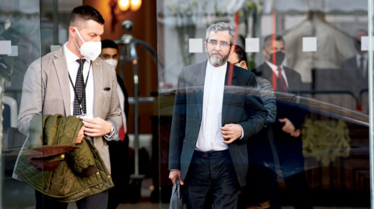 باقري كني يصل إلى مقر المحادثات النووية في فيينا أمس (إ.ب.أ)