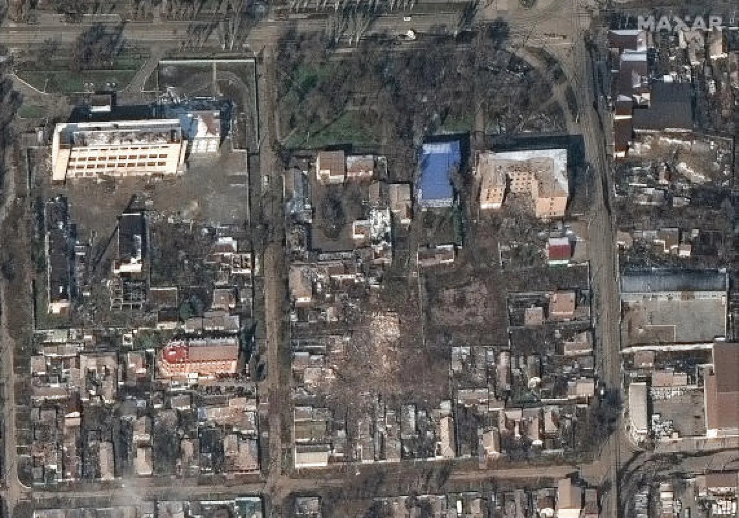 الأضرار لحقت بعدد من المباني سكنية ومحلات بقالة ومراكز تسوق (أ.ب)