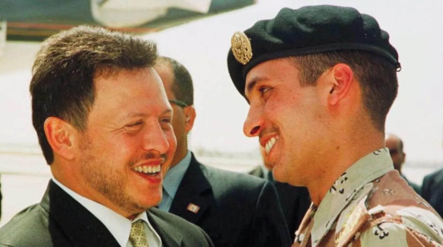 اردن کے شاہ عبد اللہ دوم کو اپنے بھائی شہزادہ حمزہ کے ساتھ دیکھا جا سکتا ہے (اپریل 2001) (اے پی)