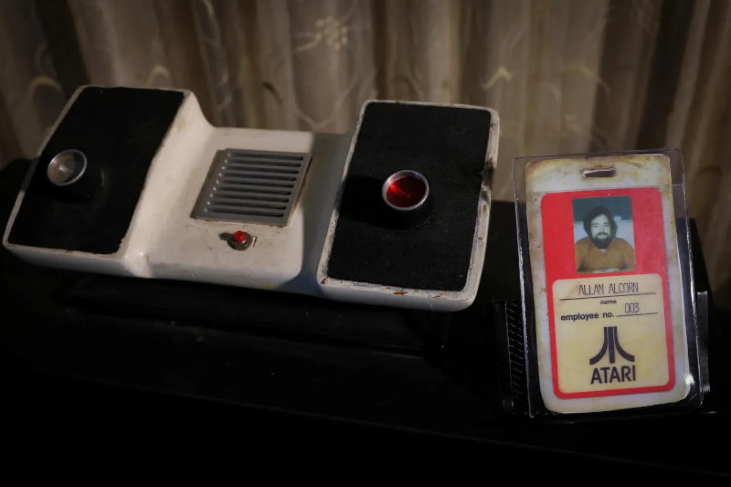 بعض المقتنيات الشخصية التي تُعرض بالمزاد في نيويورك (رويترز)