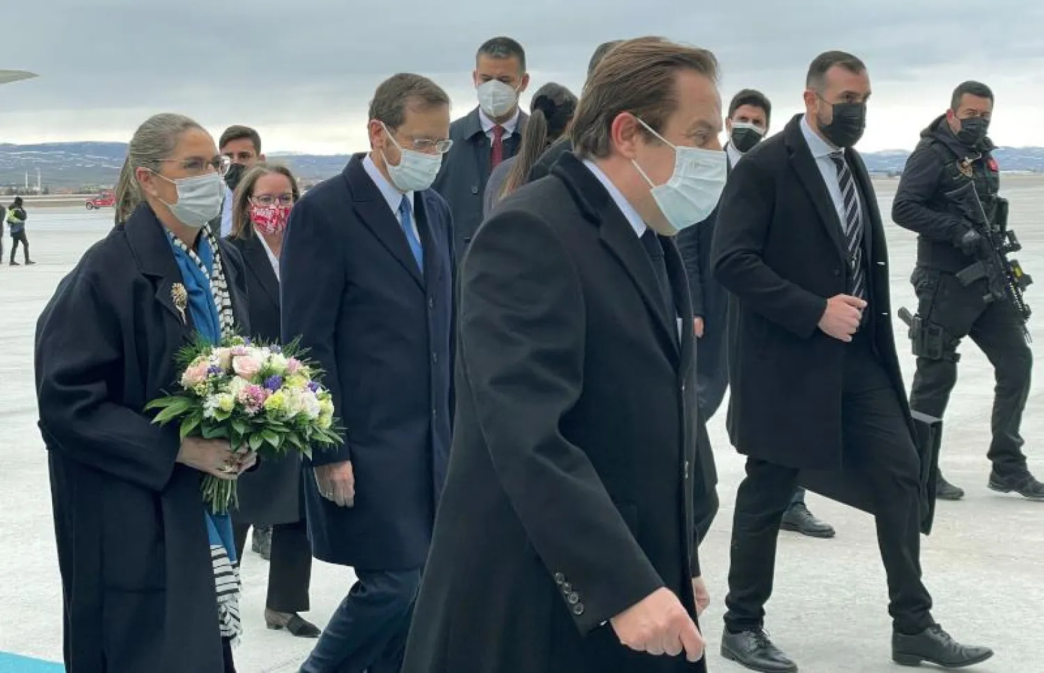 الرئيس الإسرائيلي إسحاق هيرتسوغ لدى وصوله إلى أنقرة (أ.ف.ب)