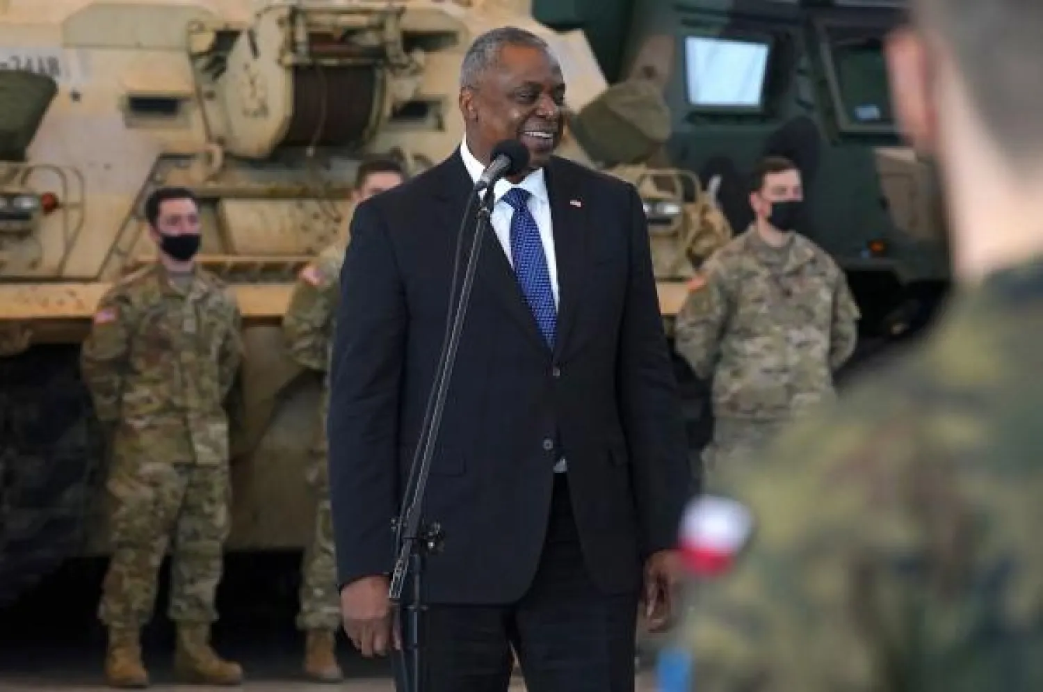 وزير الدفاع الأميركي لويد أوستن في القاعدة الجوية 33 لسلاح الجو البولندي منتصف الشهر الماضي (ا.ف.ب)