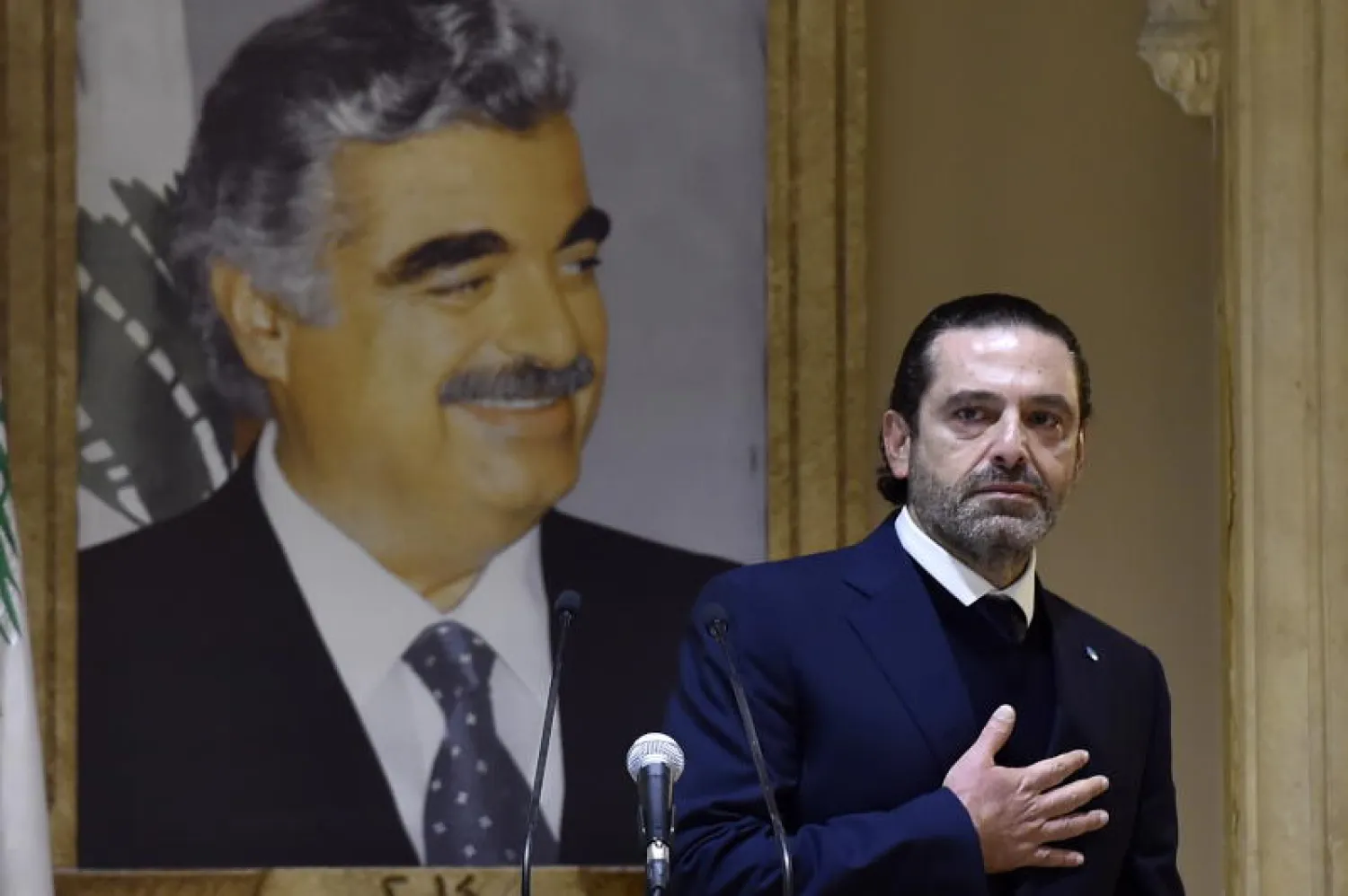 سعد الحريري وخلفه صورة والده رفيق الحريري (إ.ب.أ)